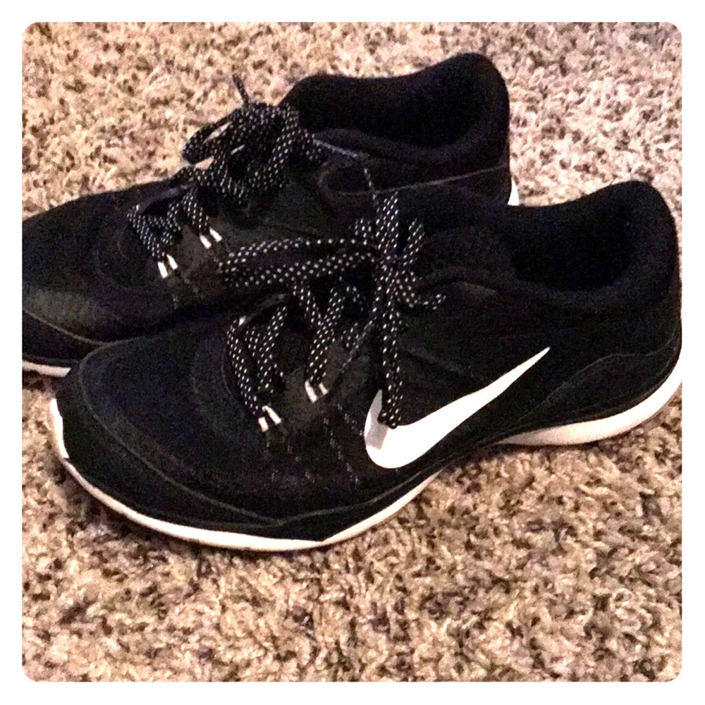 Black nike flex tennis shoes size 6